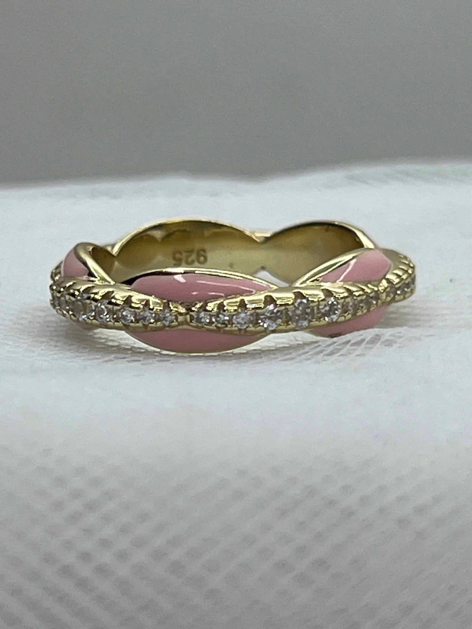 Anillo de plata chapado en oro amarillo y esmalte.