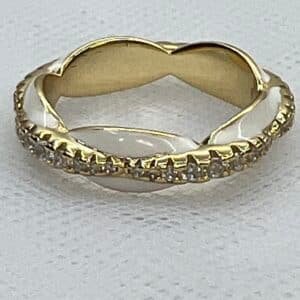 Anillo de plata chapado en oro amarillo y esmalte blanco.