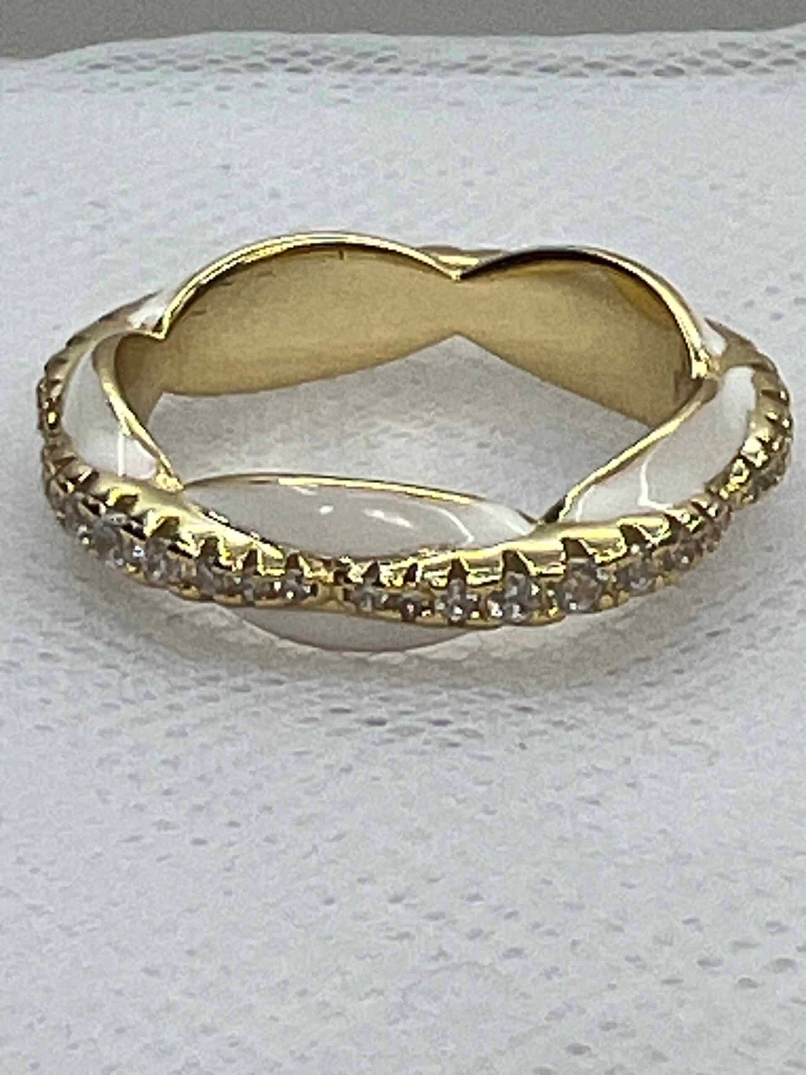 Anillo de plata chapado en oro amarillo y esmalte blanco.