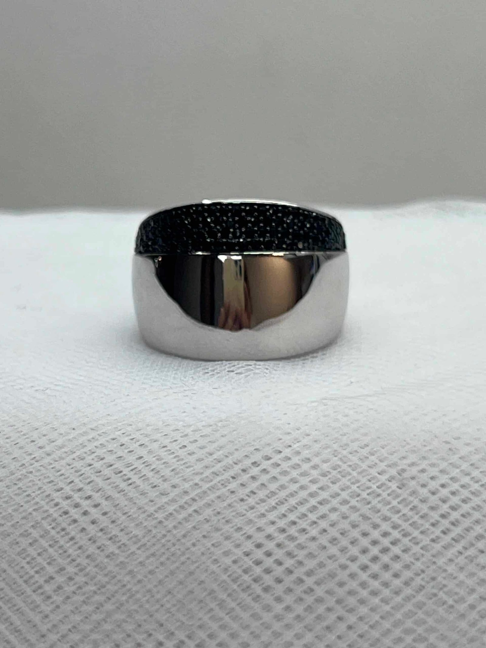 Anillo de plata rodiado en oro blanco con circonitas negras.