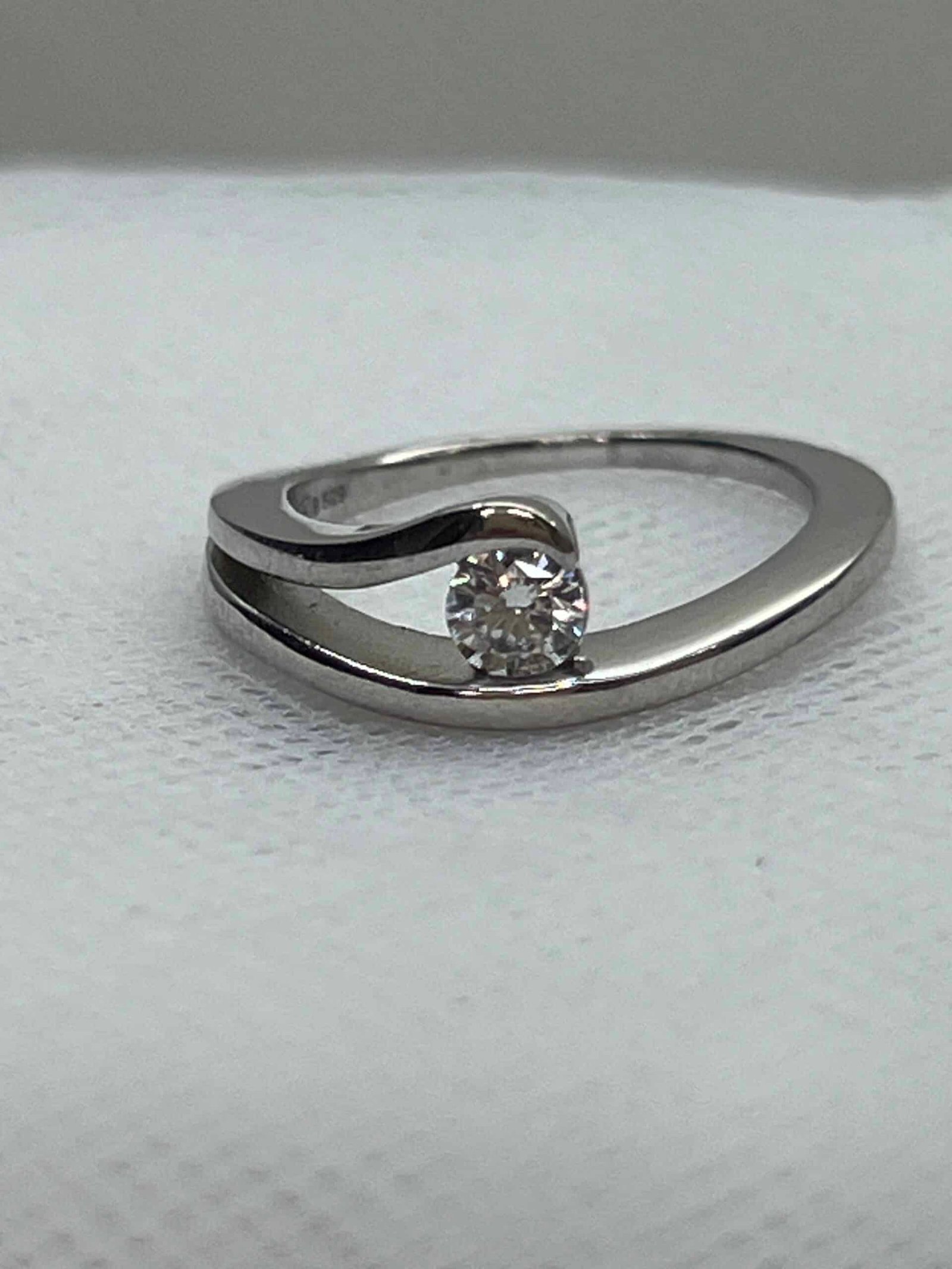 Solitario de plata rodiado en oro blanco con circonita