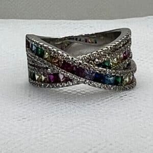 Anillo de plata rodiado en oro blanco con circonitas de colores.