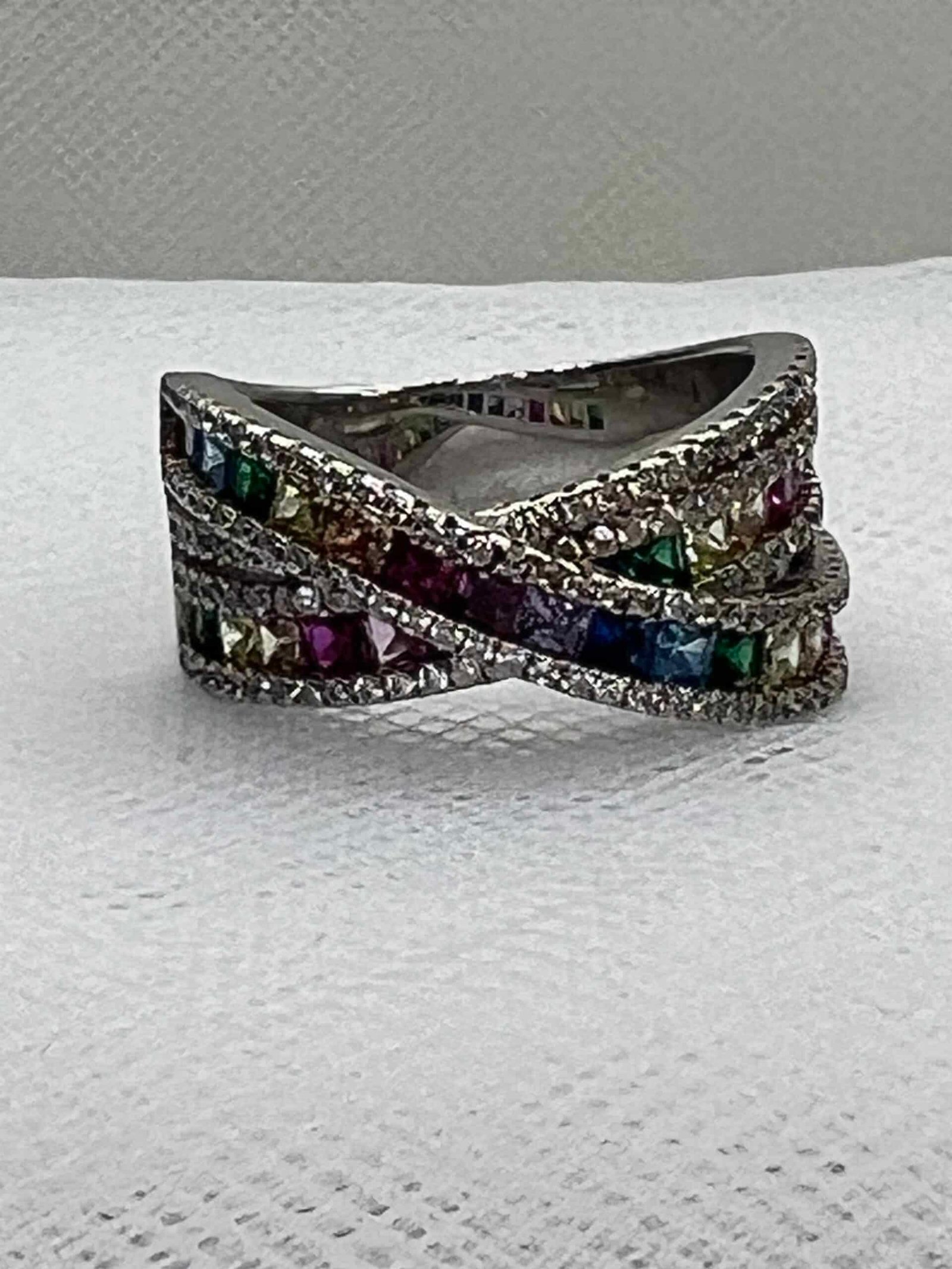 Anillo de plata rodiado en oro blanco con circonitas de colores.