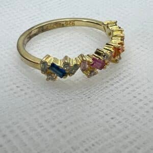 Anillo chapado en oro amarillo con circonitas de colores