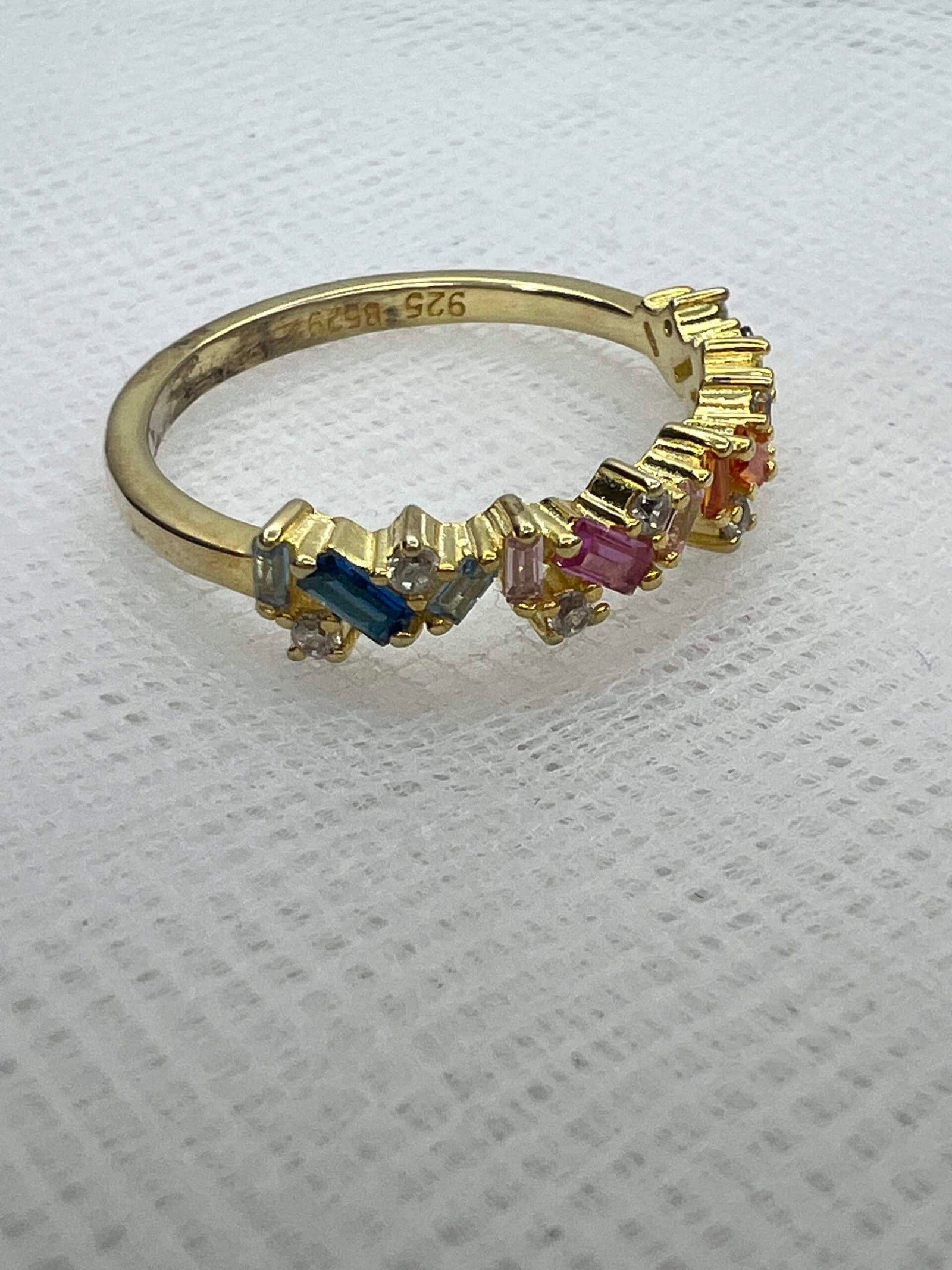 Anillo chapado en oro amarillo con circonitas de colores