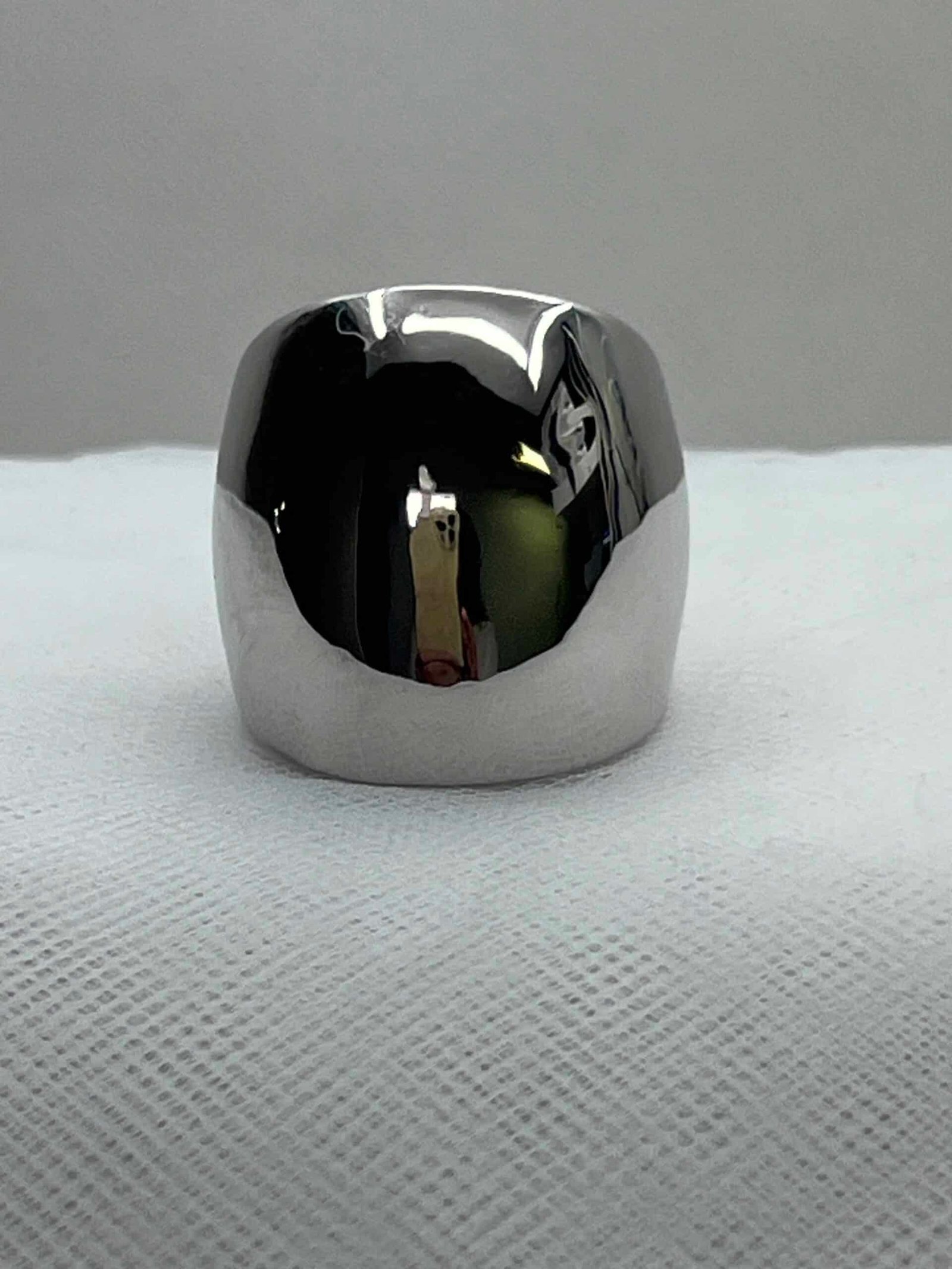 Anillo  de plata rodiado en oro blanco.