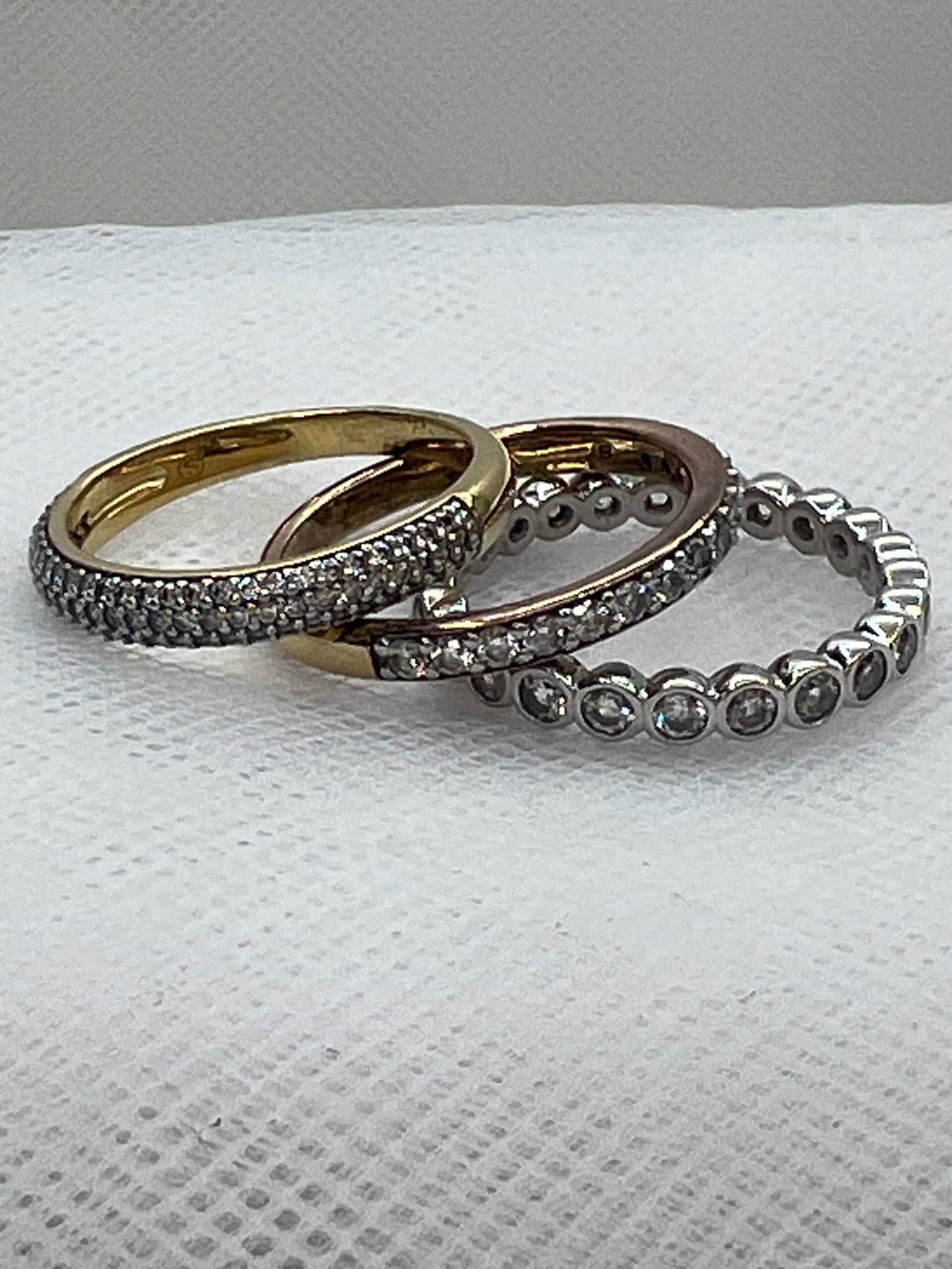 Pack de tres anillos chapados en oro amarillo rosa y blanco con circonitas