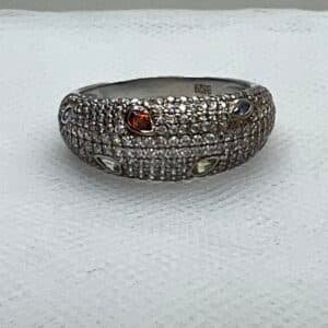 Anillo de plata rodiado en oro blanco con pave de circonitas