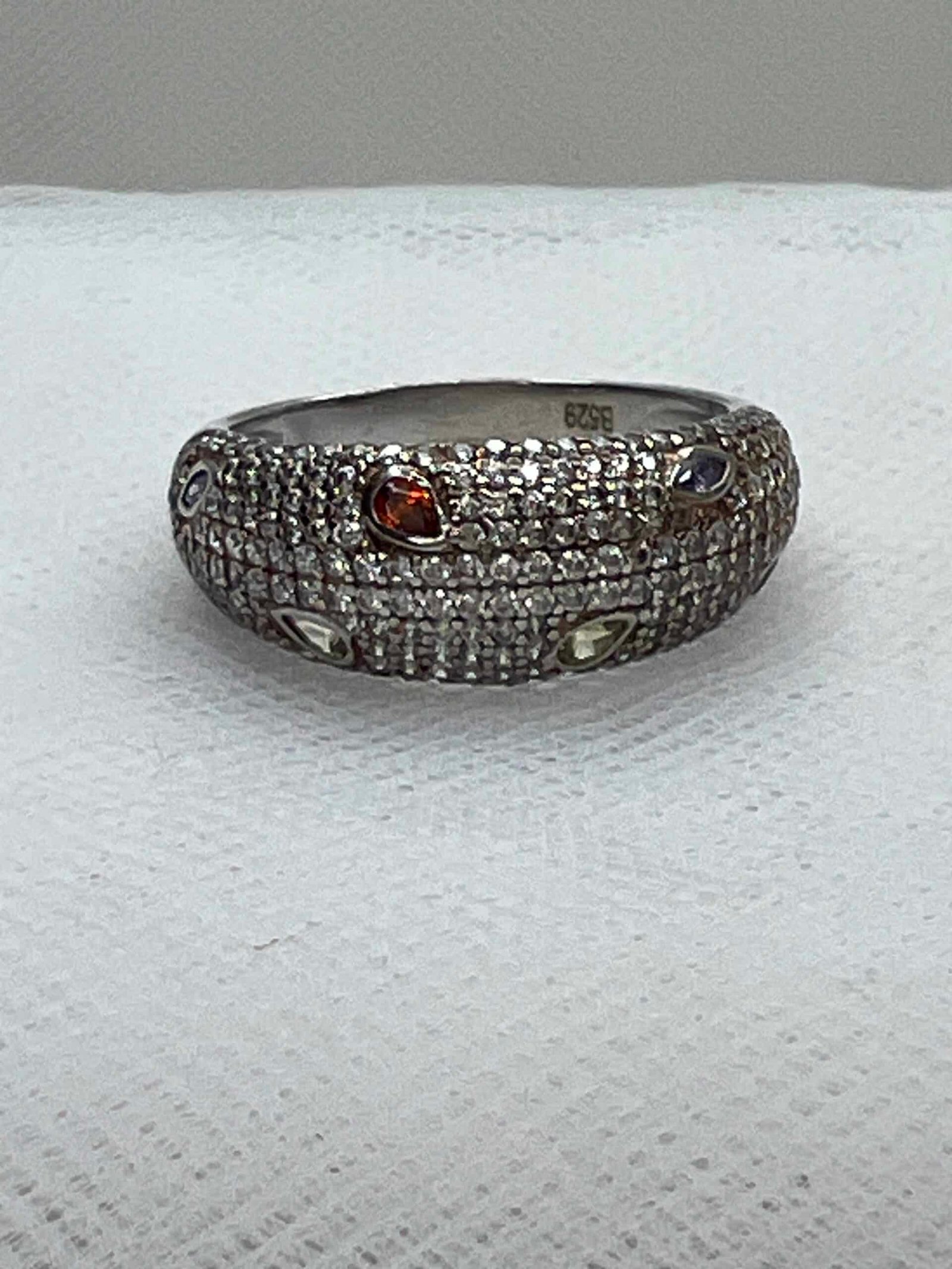 Anillo de plata rodiado en oro blanco con pave de circonitas