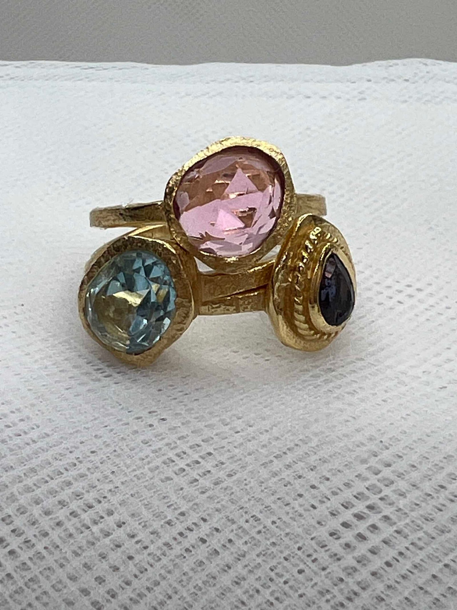 Pack de tres anillos de plata chapada en oro amarillo matizado con circonitas