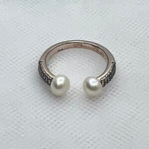 Anillo de plata chapado en oro blanco con perlas naturales.