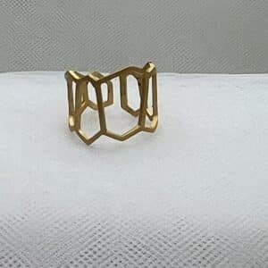 Anillo de plata chapado en oro amarillo matizado.