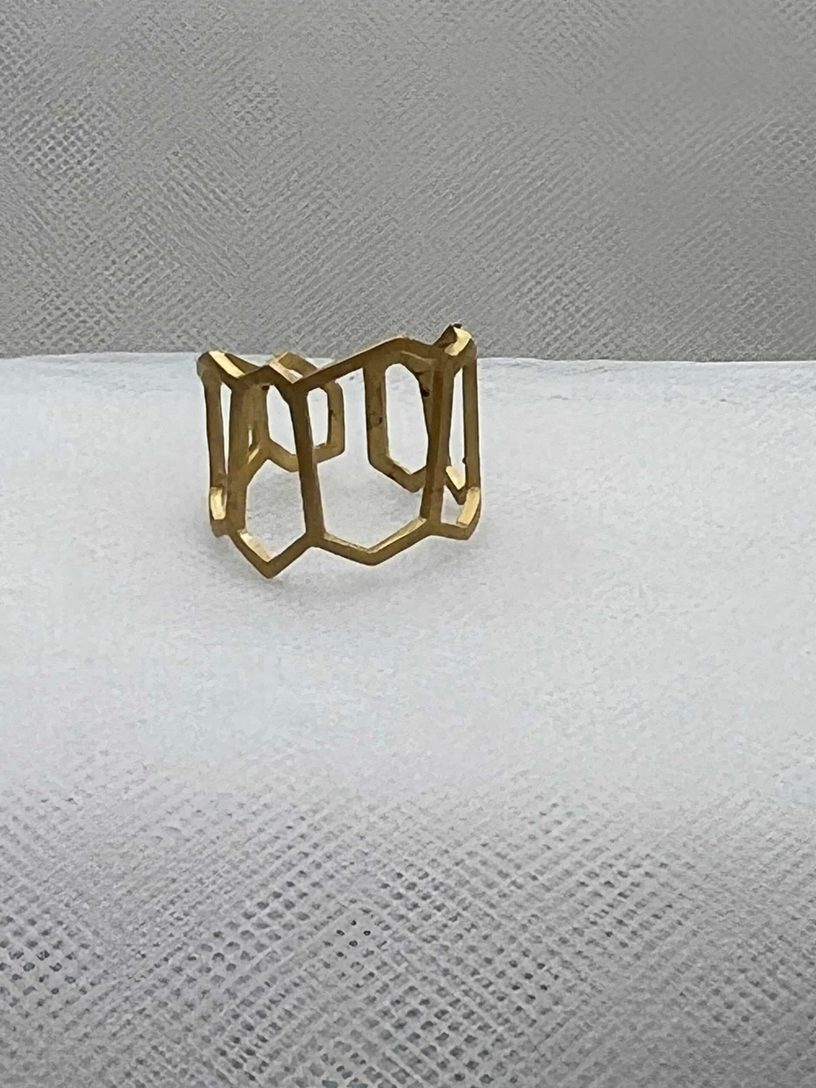 Anillo de plata chapado en oro amarillo matizado.