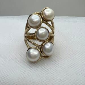Anillo de plata chapado en oro amarillo con perlas naturales.