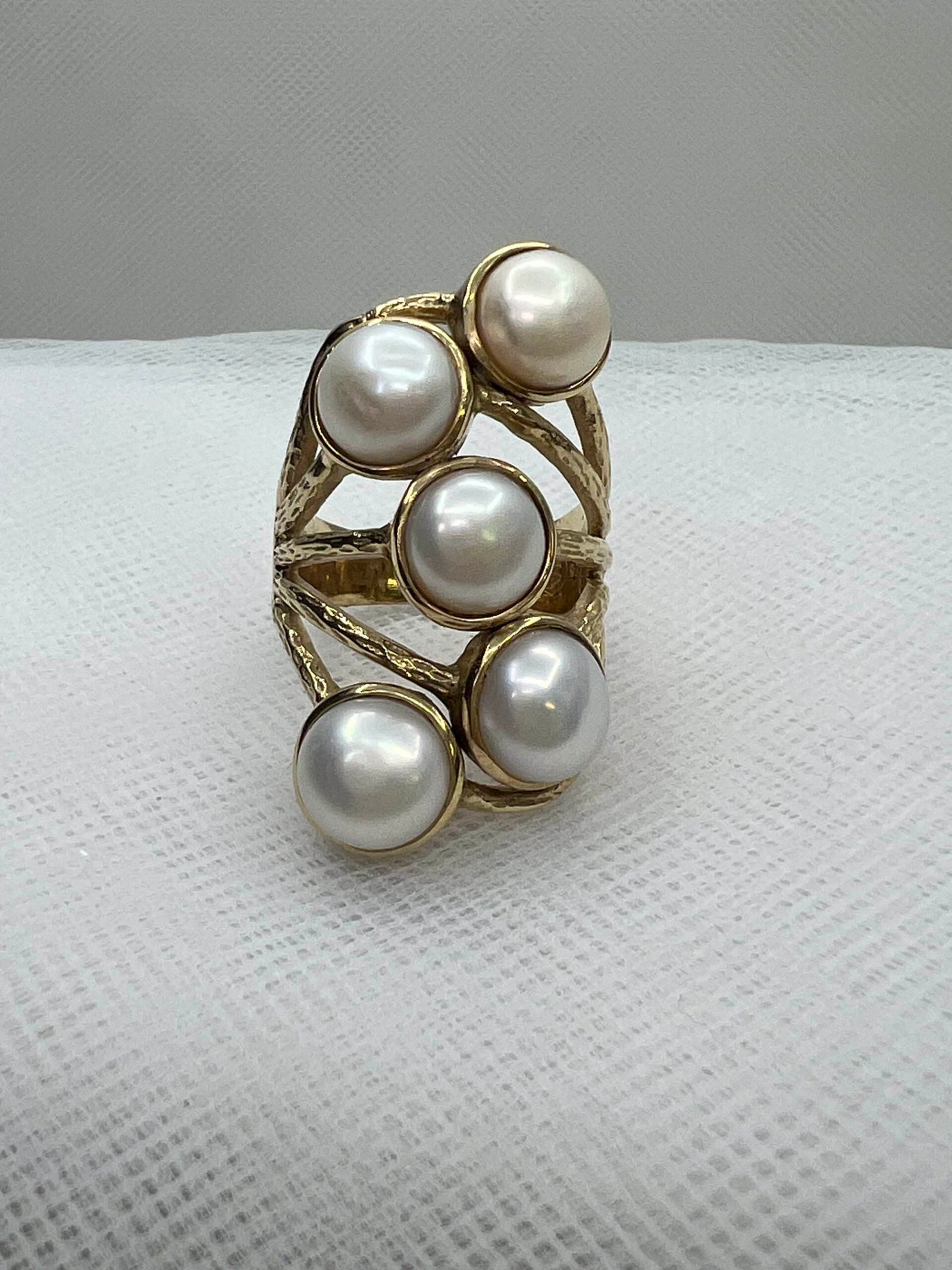 Anillo de plata chapado en oro amarillo con perlas naturales.