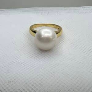 Anillo de plata chapada en oro amarillo con perla natural.