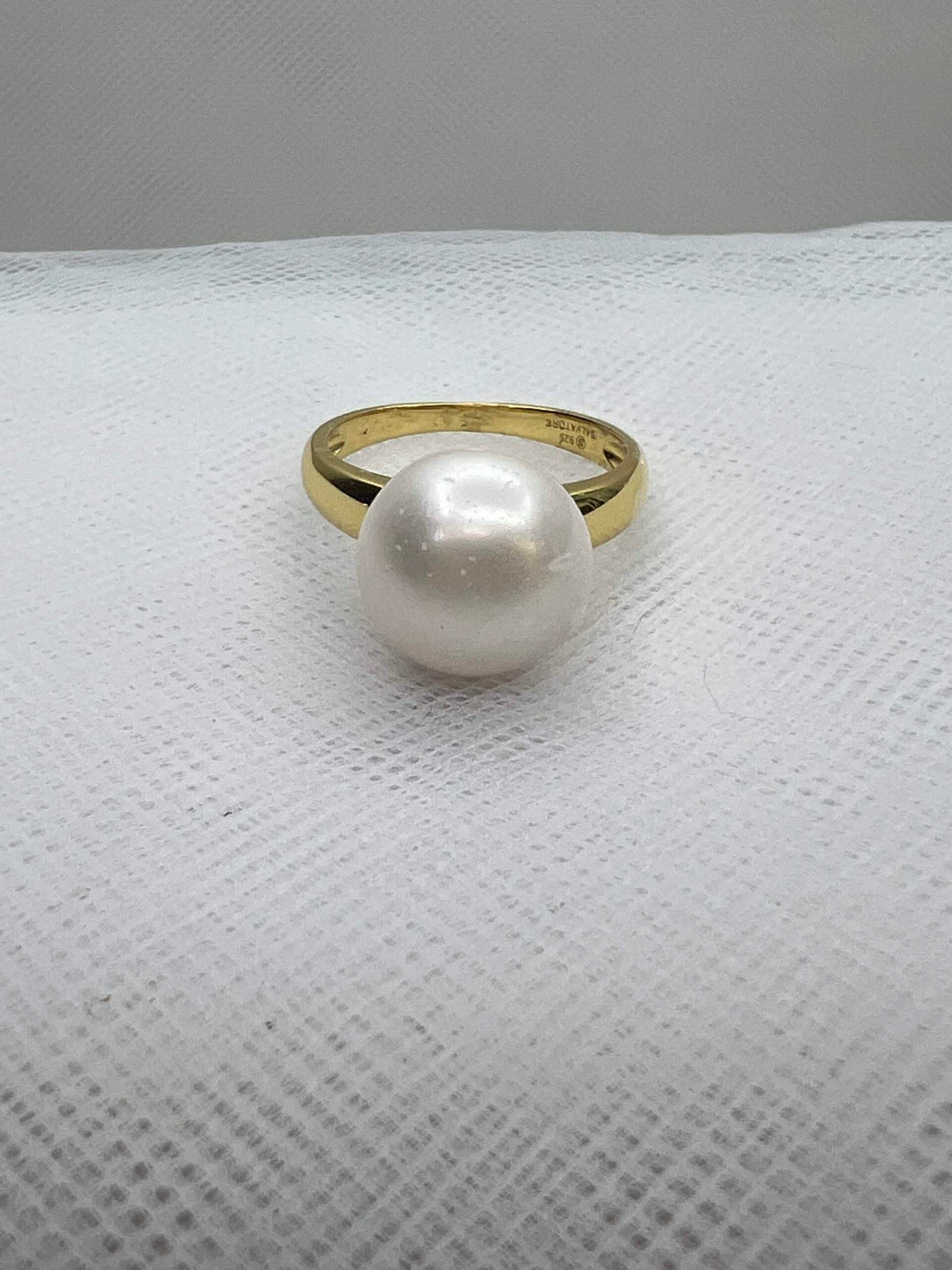 Anillo de plata chapada en oro amarillo con perla natural.
