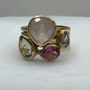 Anillo de plata chapada en oro amarillo con piedras naturales.