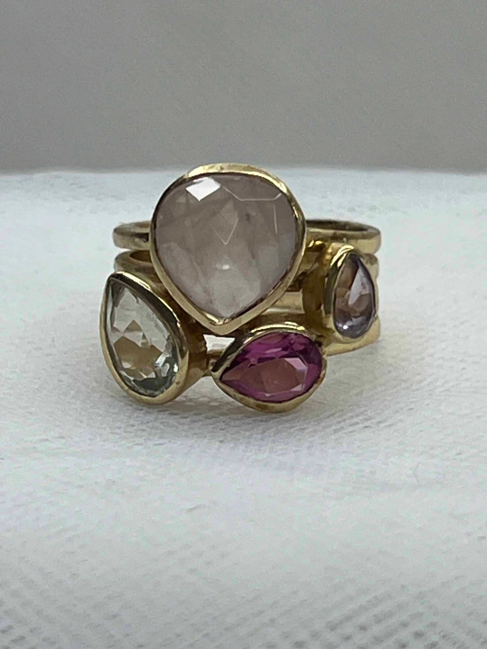 Anillo de plata chapada en oro amarillo con piedras naturales.