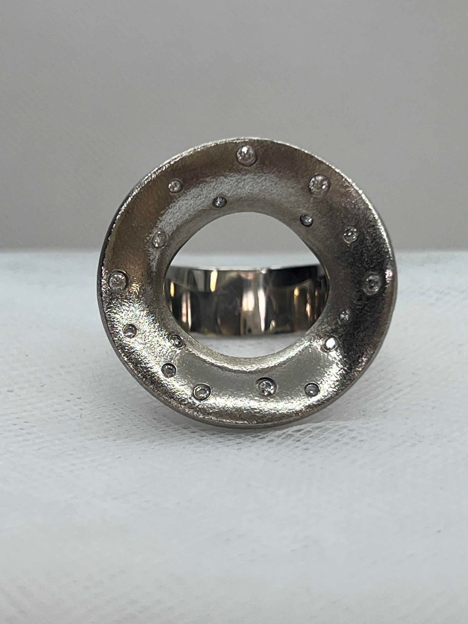 Anillo de plata rodiado en oro blanco matizado.