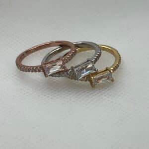 Pack de tres anillos chapados en oro rosa, amarillo y blanco con circonitas.