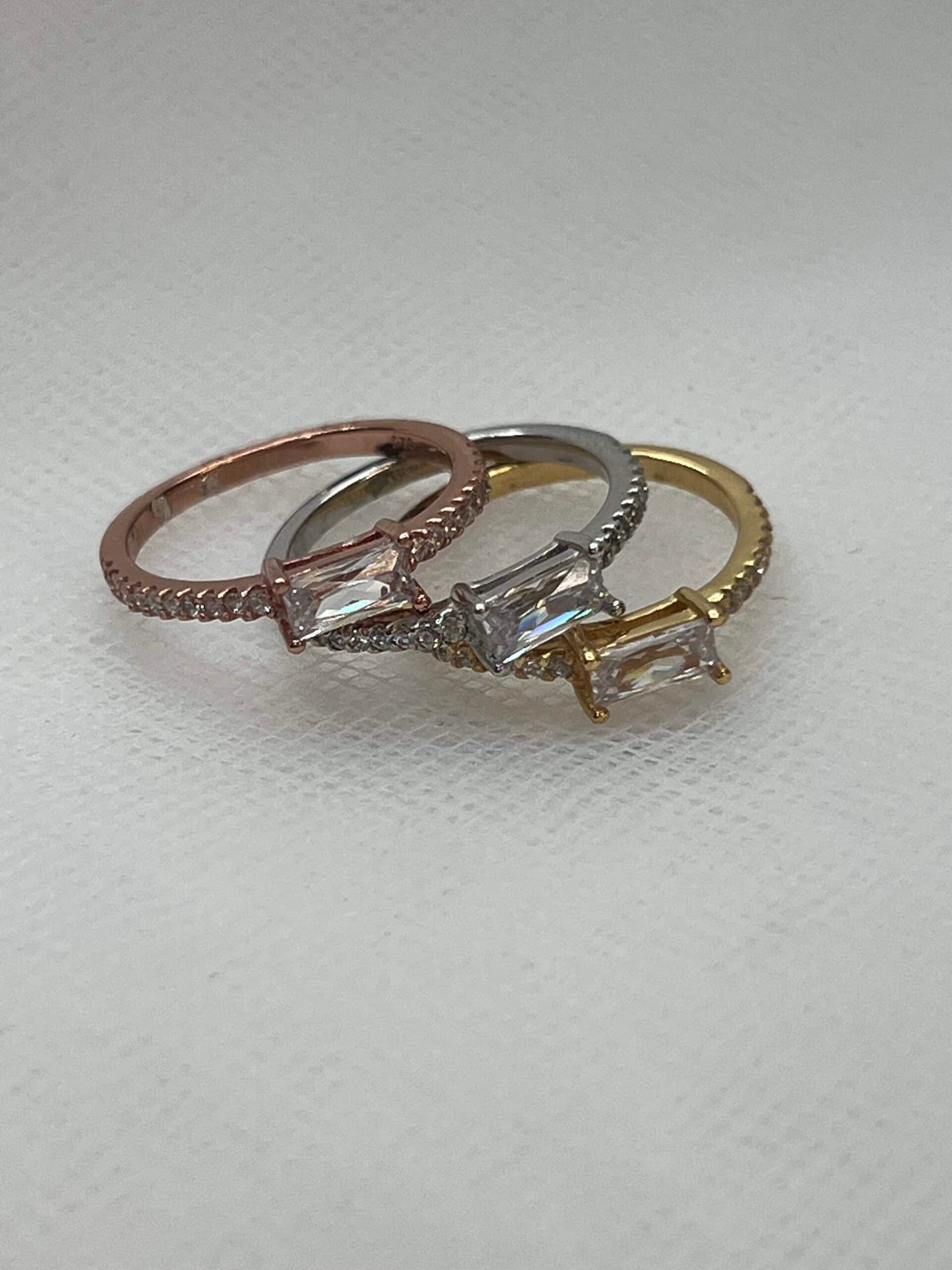 Pack de tres anillos chapados en oro rosa, amarillo y blanco con circonitas.