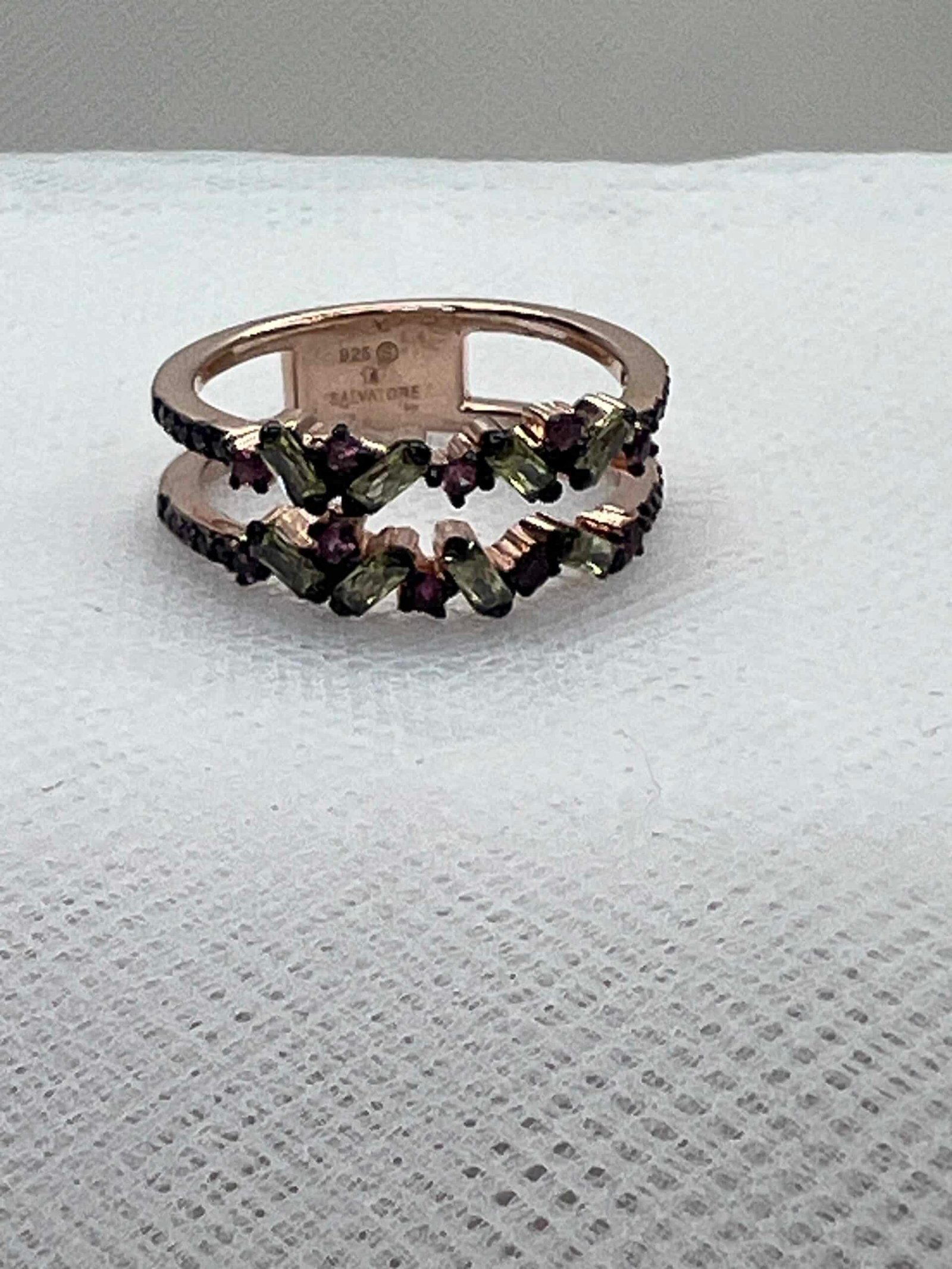 Anillo de plata chapado en oro rosa con circonitas