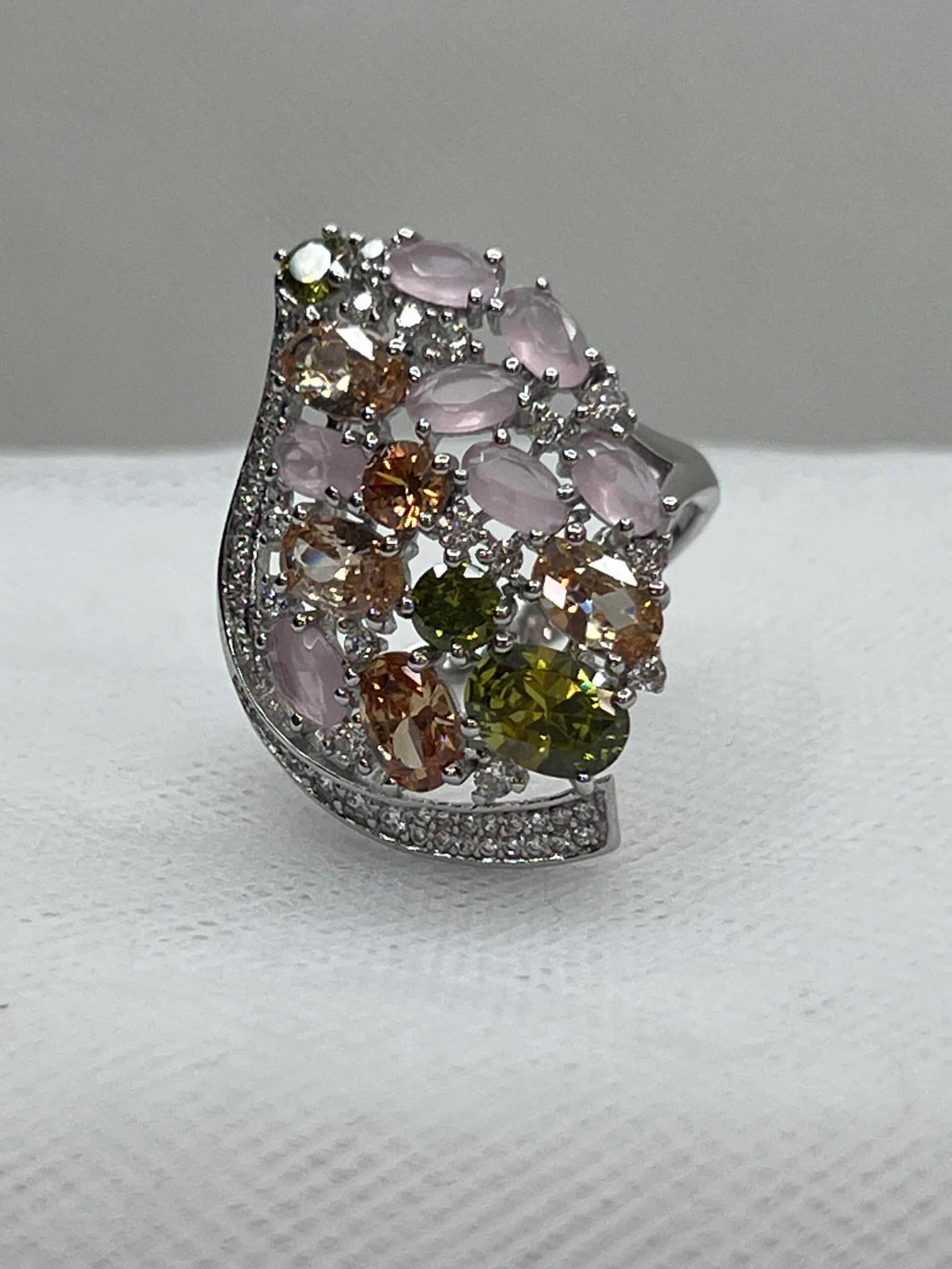 Anillo de plata rodiado en oro blanco con circonitas de colores y cuarzo rosa.
