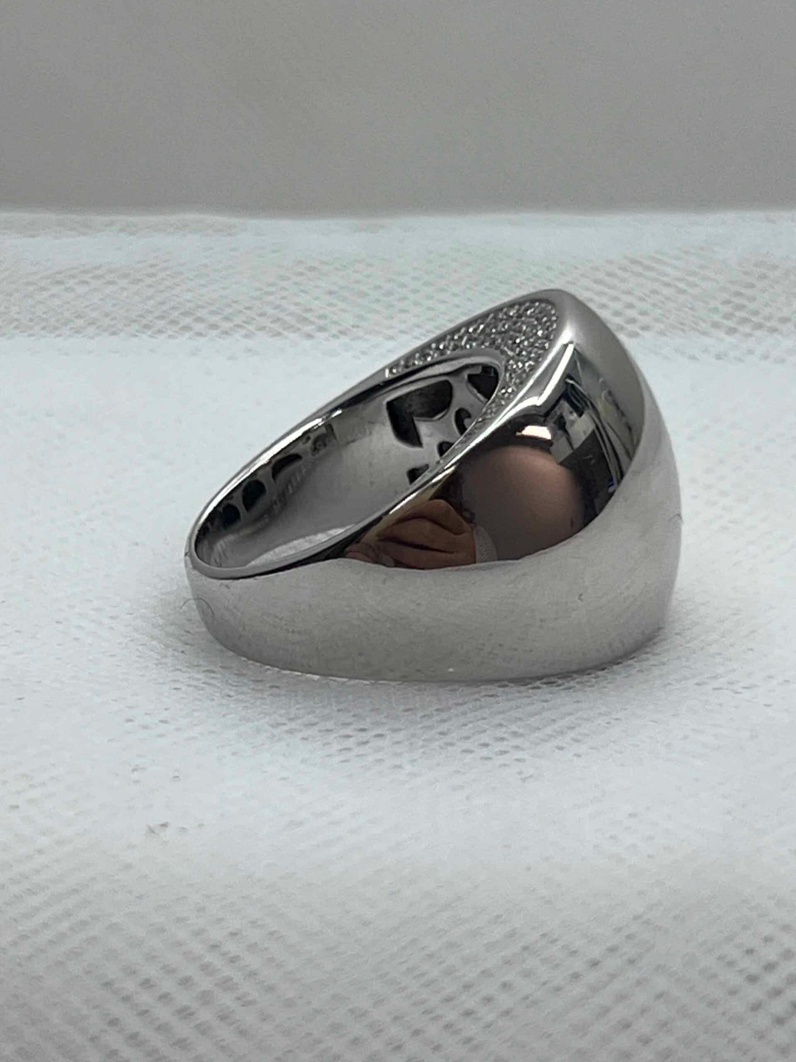 Anillo de plata rodiado en oro blanco con circonitas.
