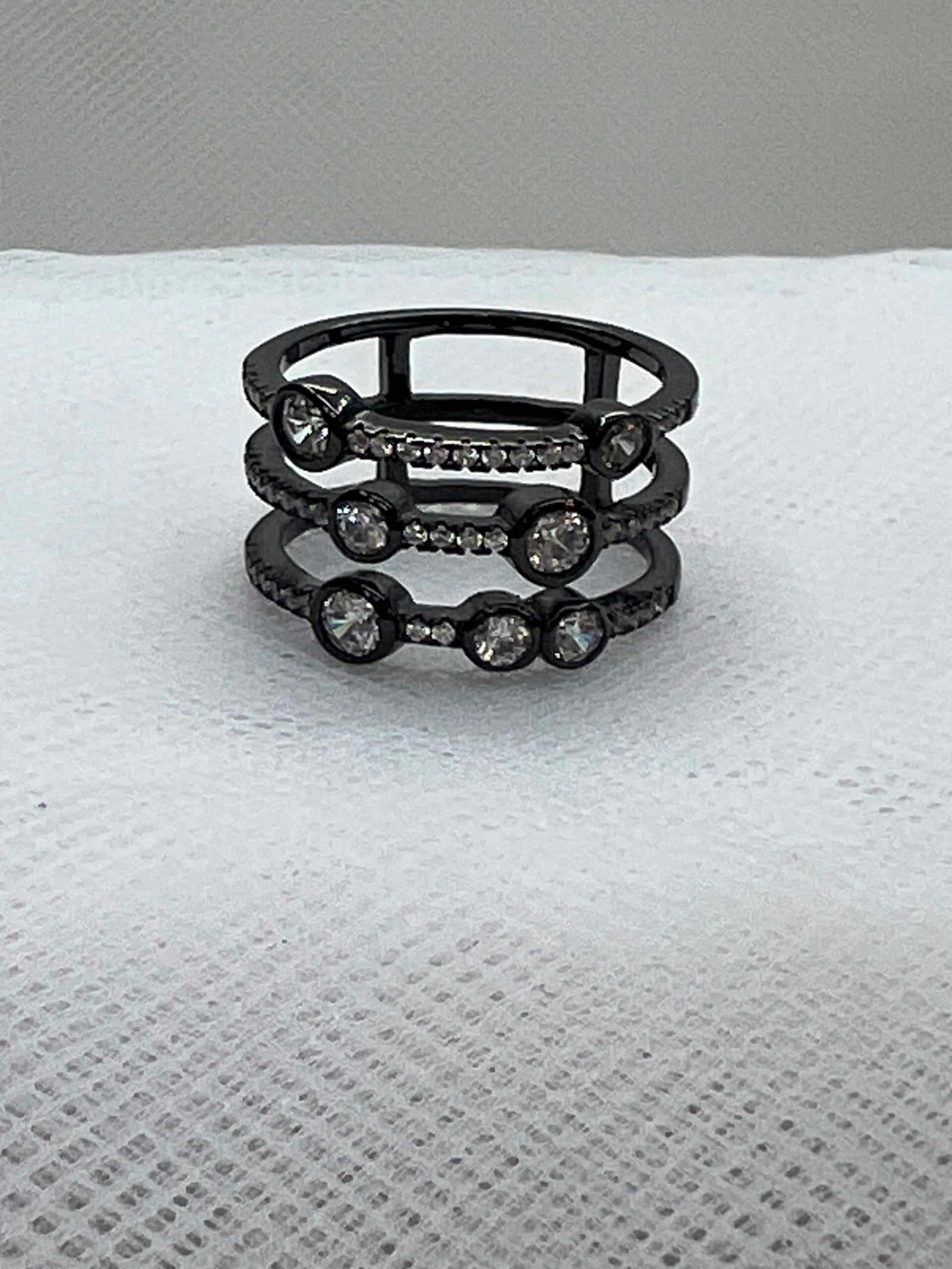 Anillo de plata plata negra con circonitas
