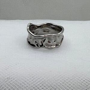 Anillo de plata rodiado en oro blanco martelado.