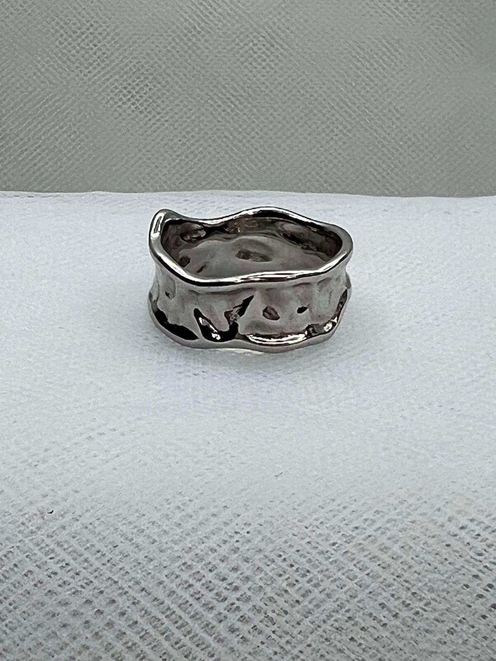 Anillo de plata rodiado en oro blanco martelado.
