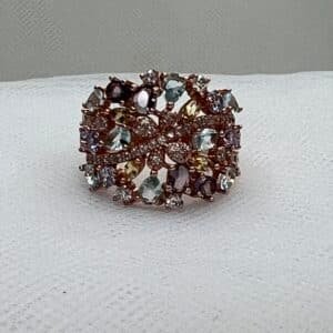 Anillo de plata chapado en oro rosa con circonitas de colores.