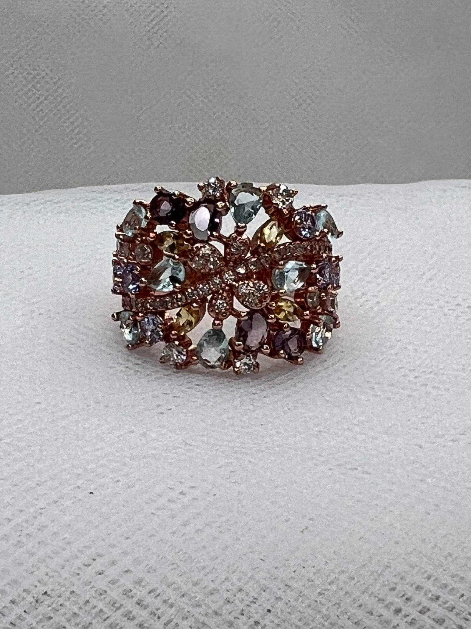 Anillo de plata chapado en oro rosa con circonitas de colores.