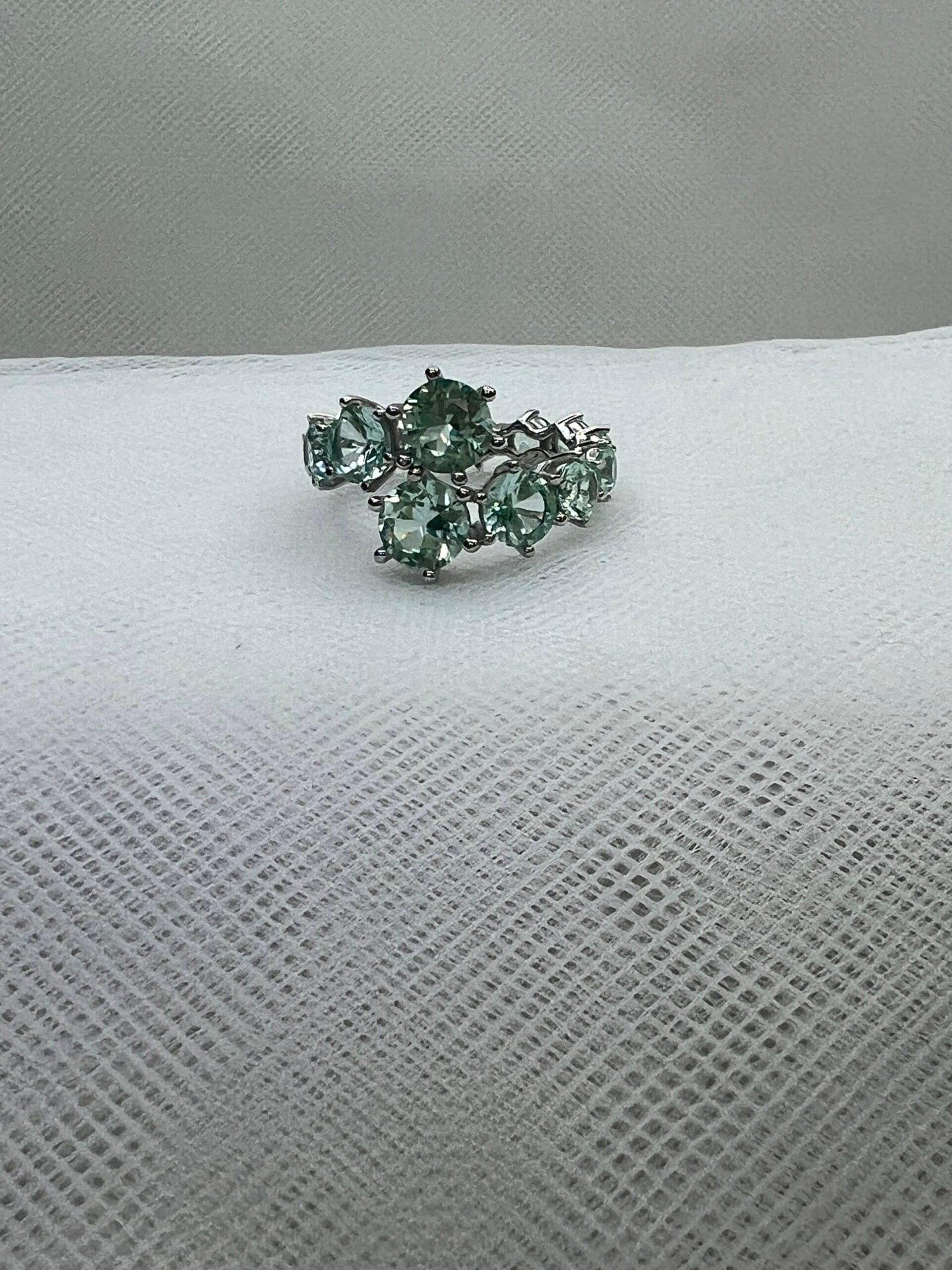 Anillo de plata rodiado en oro blanco con circonitas verde menta.