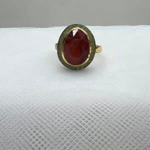 Anillo de plata chapada en oro amarillo con piedra natural.
