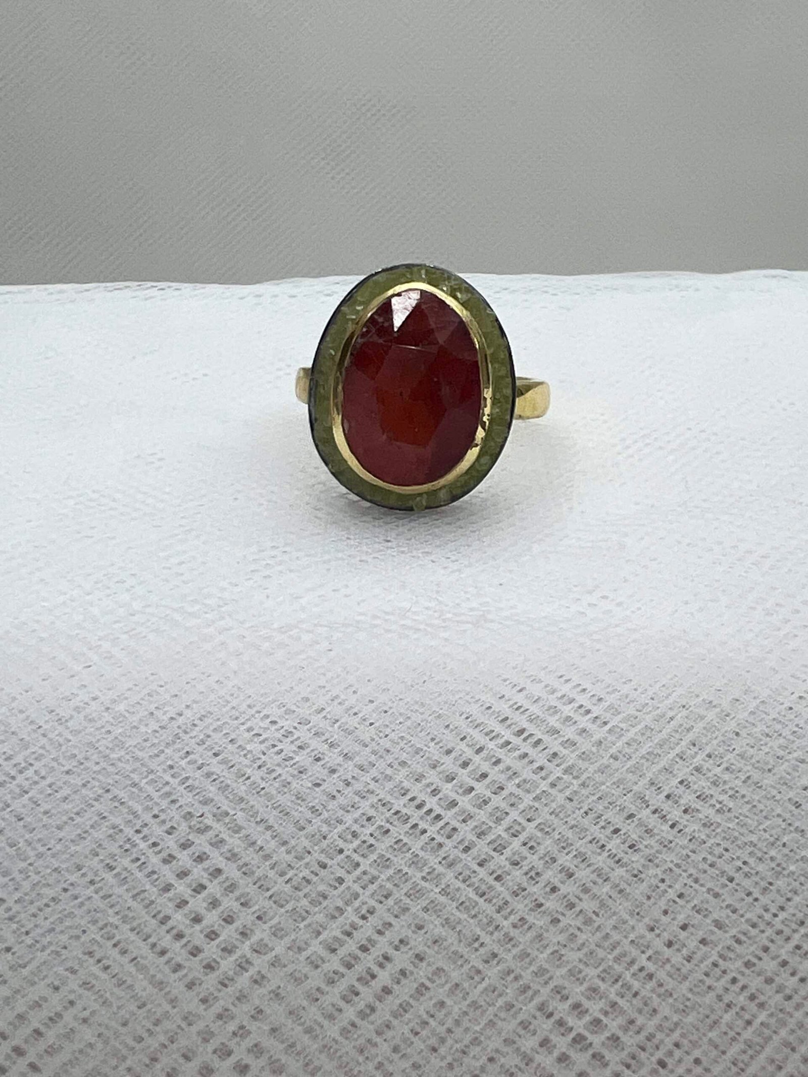 Anillo de plata chapada en oro amarillo con piedra natural.