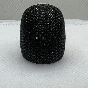 Anillo rodiado en oro blanco y pave de circonitas negras