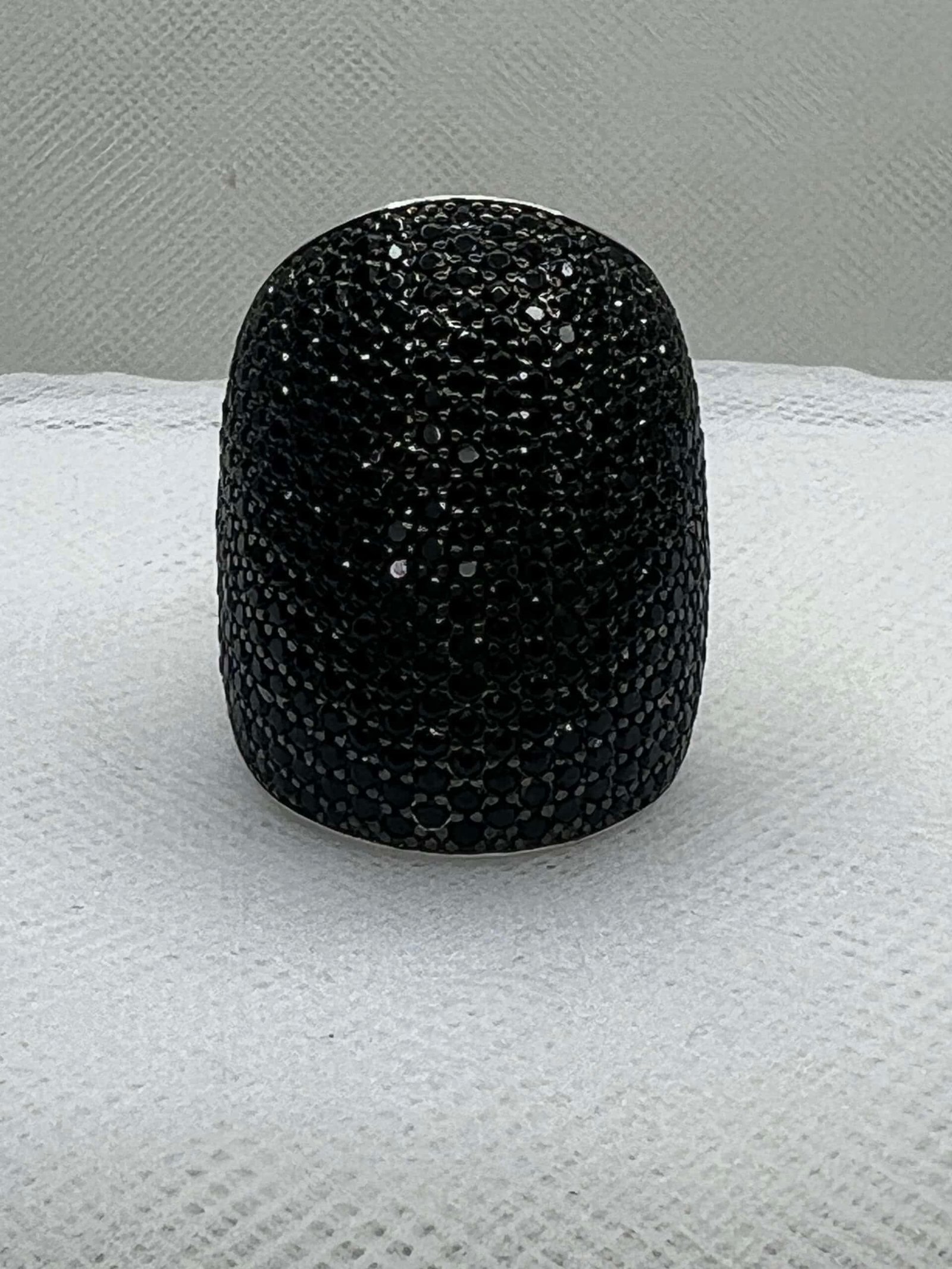 Anillo rodiado en oro blanco y pave de circonitas negras