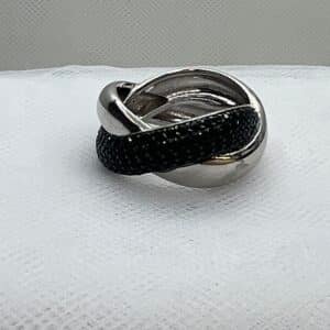 Anillo de plata rodiado en oro blanco con circonitas negras.