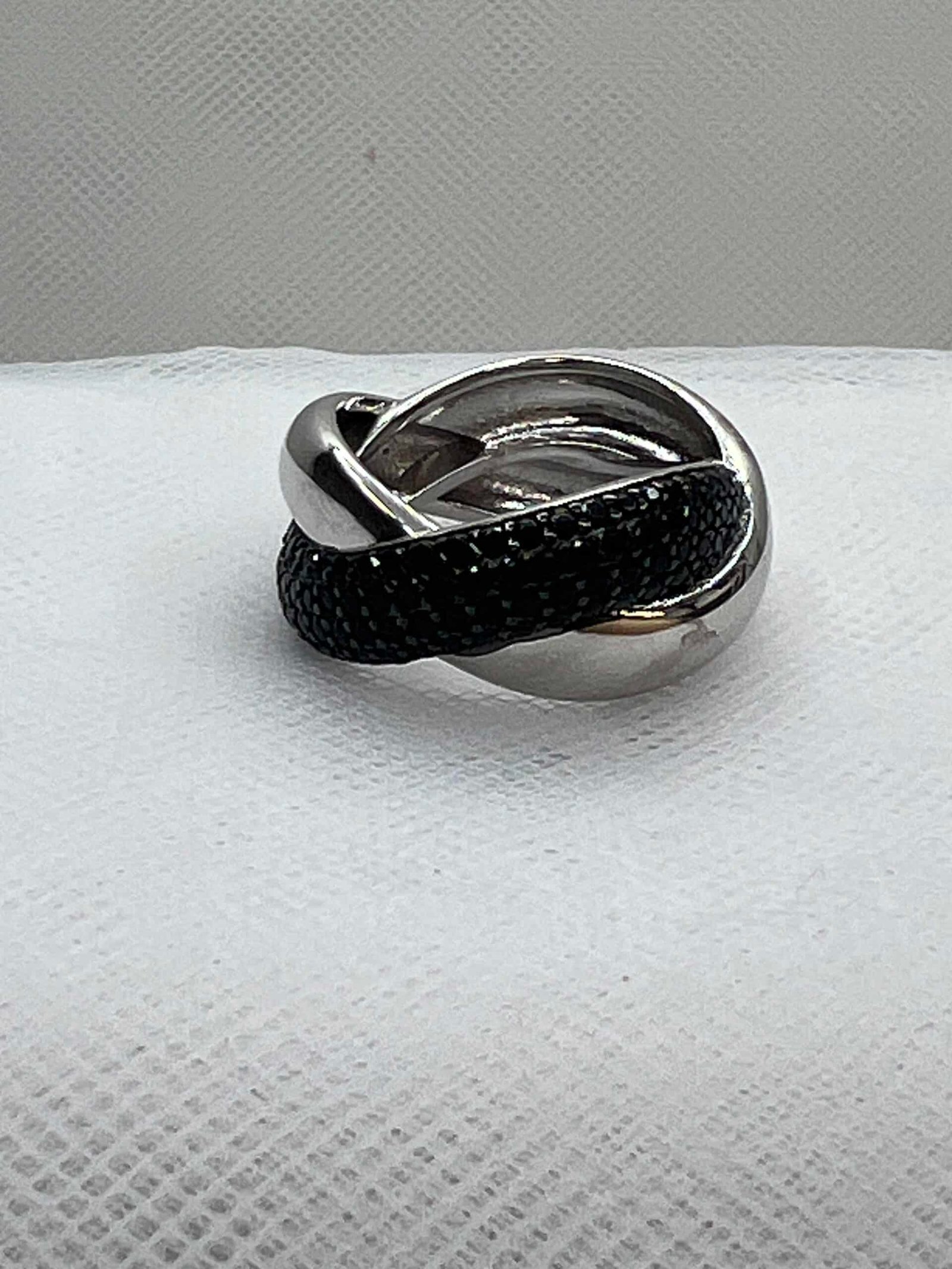 Anillo de plata rodiado en oro blanco con circonitas negras.