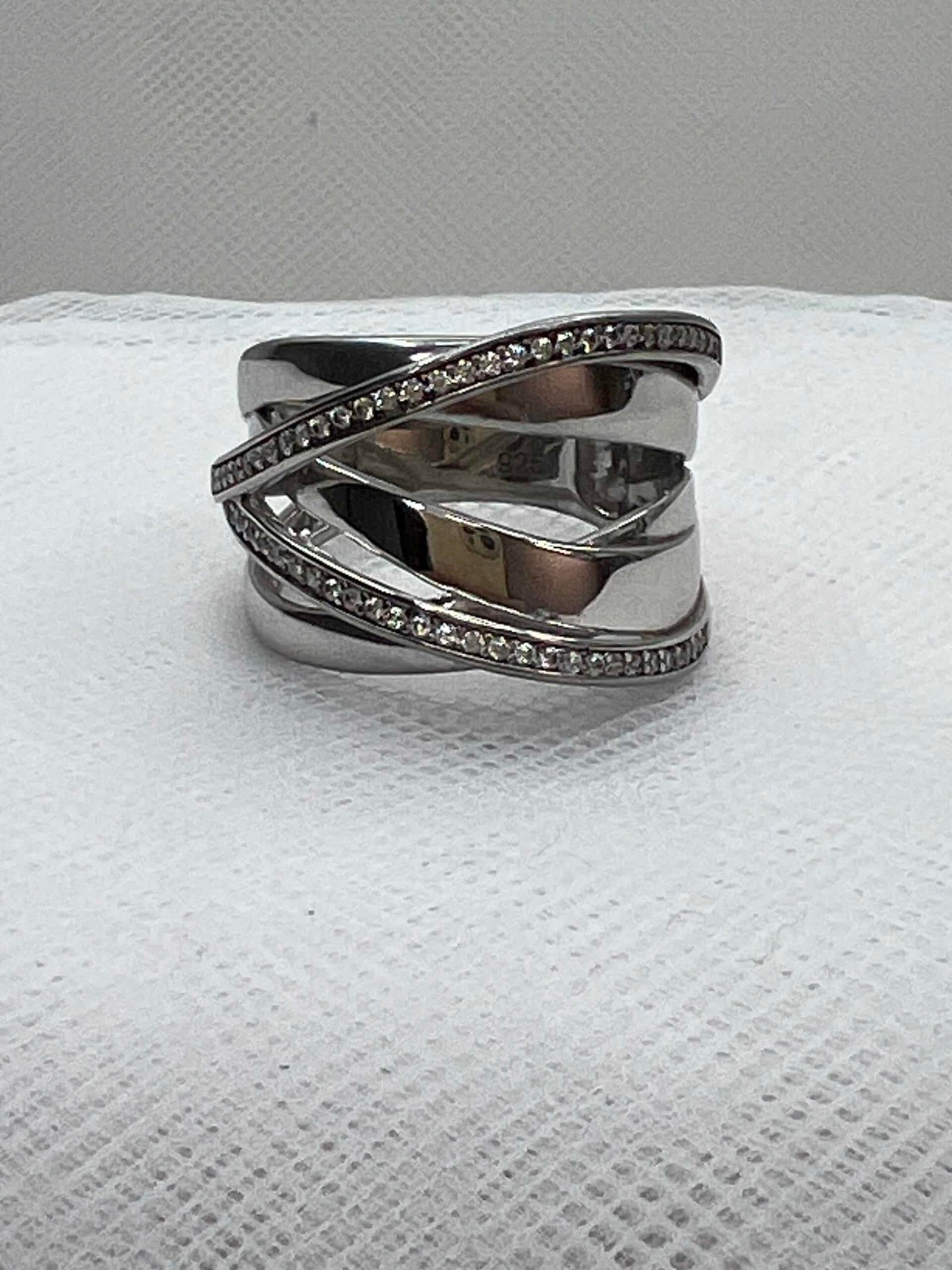 Anillo de plata rodiado en oro blanco con circonitas.