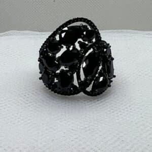 Anillo de plata chapada en negro con circonitas negras.