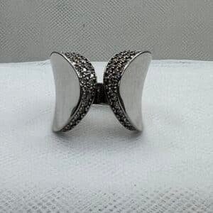 Anillo de plata rodiado en oro blanco con circonitas.