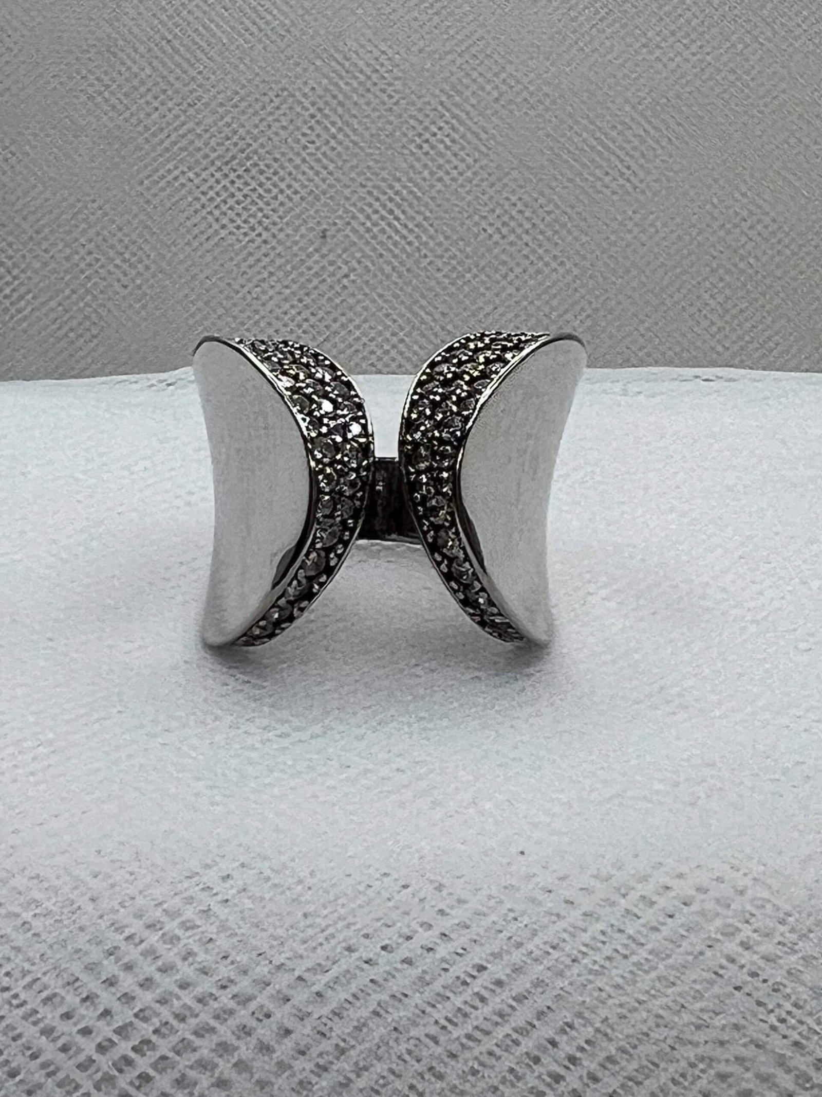 Anillo de plata rodiado en oro blanco con circonitas.