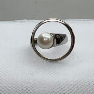 Anillo de plata rodiado en oro blanco con perla natural.