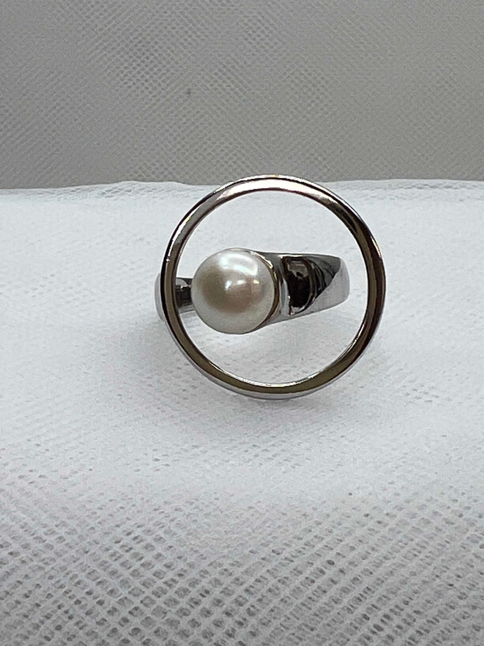 Anillo de plata rodiado en oro blanco con perla natural.