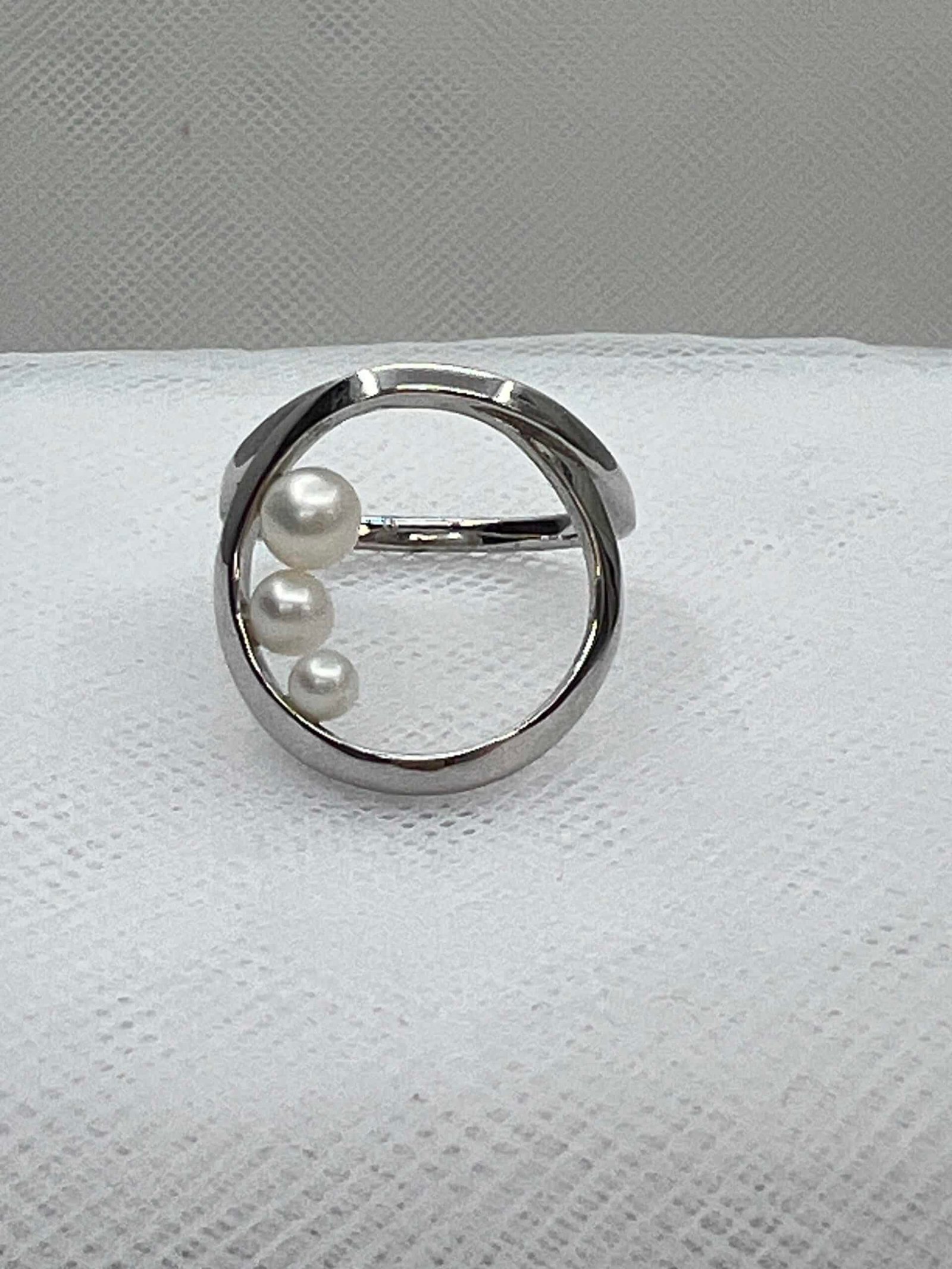 Anillo de plata rodiado en oro blanco con pequeñas perlas.
