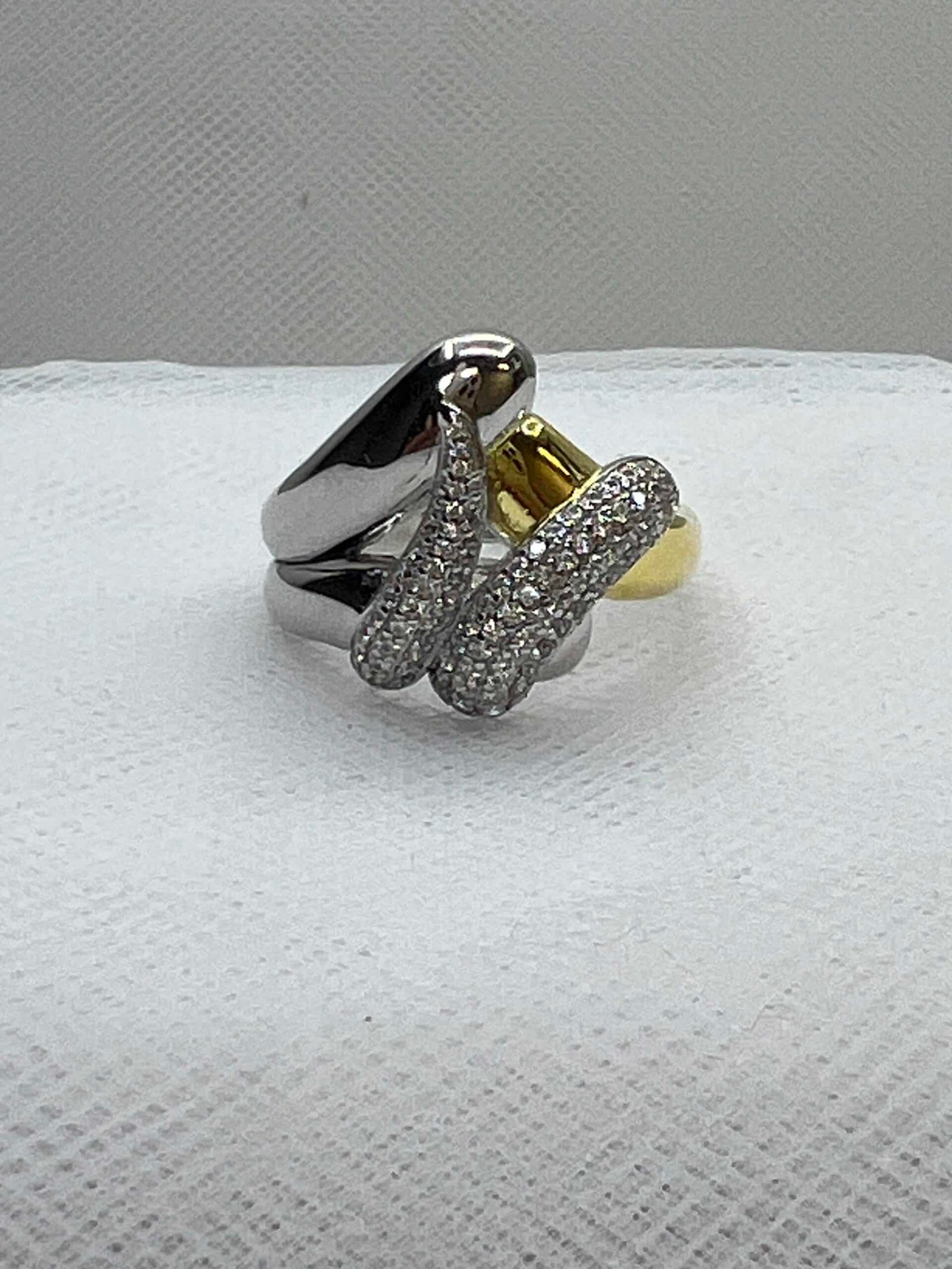 Anillo de plata bicolor oro amarillo y blanco chapado con circonitas.