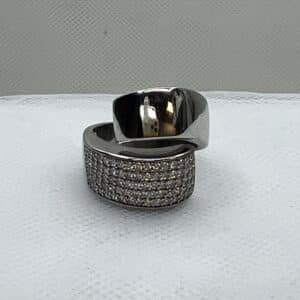 Anillo de plata cruzado rodiado en oro blanco con circonitas.